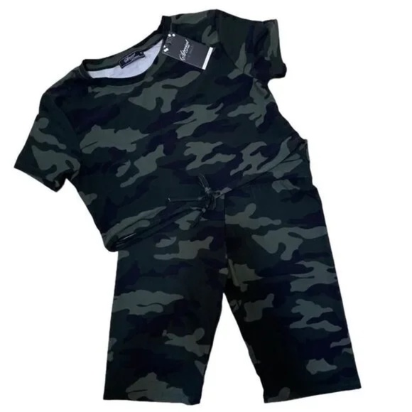 Women's Camo 2 Piece Matching Crop Top & Biker Shorts Set - Picture 1 of 8